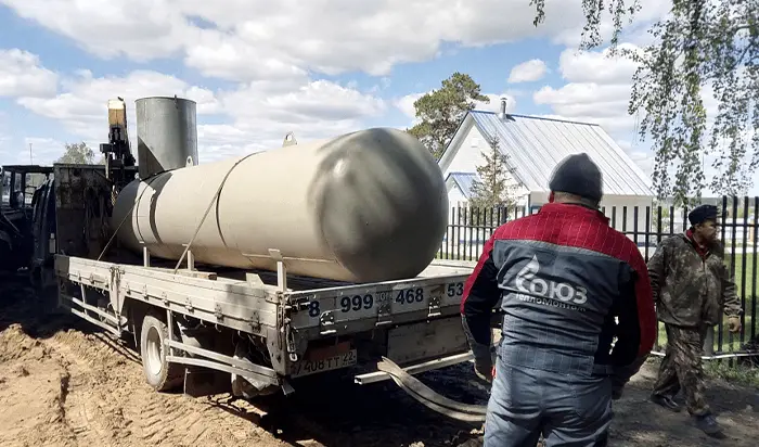 Автономное отопление в каждый дом: Почему жители Алтайского края выбирают газгольдеры для СУГ В условиях невысокого уровня газификации региона (около 31,4%), автономное газоснабжение становится оптимальным решением. На фотографии запечатлен процесс доставки газгольдера объемом, вероятно, 4,2 или 5 м³, который обеспечит частный дом чистым и эффективным топливом. Установка такого резервуара позволяет получить энергонезависимость, снизить коммунальные платежи и повысить комфорт проживания.