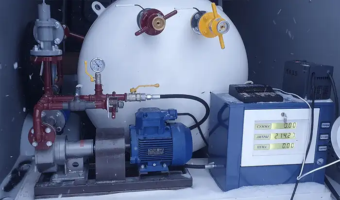 Мобильный заправочный модуль СУГ с точным счетчиком. Учет газа мотрите фотографии технологического оборудования для автономной газификации. Представлен насосный агрегат и электронный счетчик с функцией отображения литров и цены. Это ядро мобильной АГЗС, которое обеспечивает точный и безопасный учет сжиженного газа при заправке объектов.