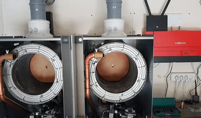 Установка двух котлов Viessmann. Теплообменники Inox-Radial Визуальный отчет о выполненных работах по созданию современной системы отопления. В галерее представлены фотографии установки двух котлов Viessmann, демонстрирующие их надежные компоненты и аккуратный монтаж.