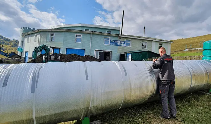 Автономное газоснабжение гостиницы. Алтайский край, Барнаул Смотрите фотографии процесса монтажа крупного газгольдера для обеспечения автономным отоплением коммерческого объекта (гостиницы). Мы предлагаем надежные решения для бизнеса и работаем по всему региону, включая Алейск и Поспелиху.