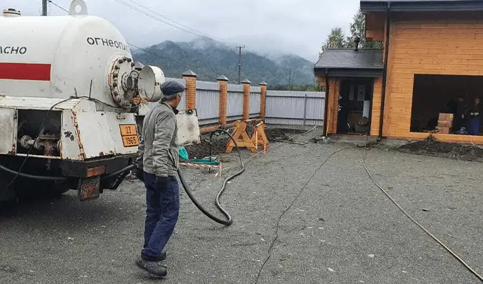 На фото — реальный процесс заправки газгольдера. Мы специализируемся на комплексной автономной газификации частных домов и промышленных объектов по всему Алтайскому краю.